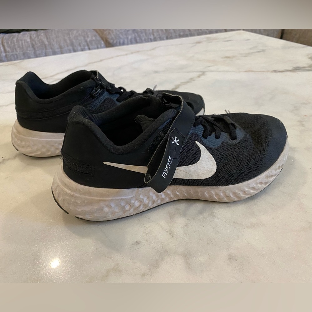Big boy Nike Fly Ease athletic shoes